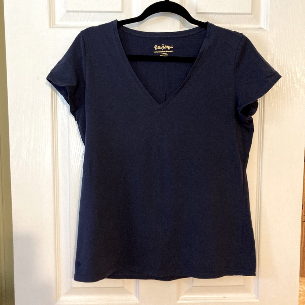 Lilly Pulitzer Navy T-shirt in EUC great top to match your Lilly shorts.